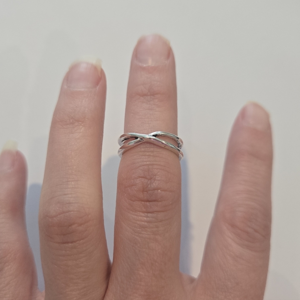 Elegant Silver Tone Women's Ring Size 4